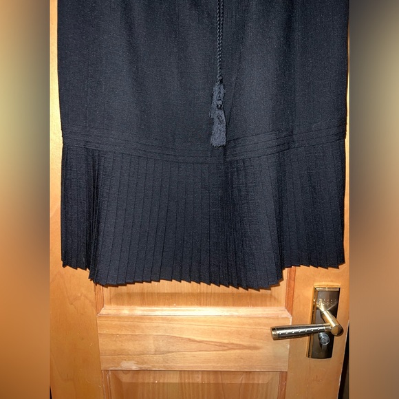 Elegant Black Sleeveless Dress - Picture 4 of 6